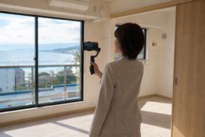 湘南の賃貸物件でスタッフがスマートフォンとジンバルでルームツアー動画を撮影する様子